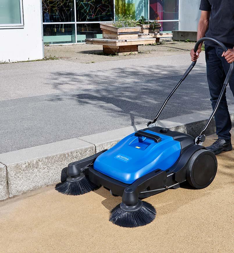 Lakaisulaitteet FLOORTEC 592 M Harjaa pölyn, lian ja roskat helposti ja nopeasti Tuotenro: 10260014710 Työnnettävät lakaisukoneet ovat tehokkaita ja helppokäyttöisiä.