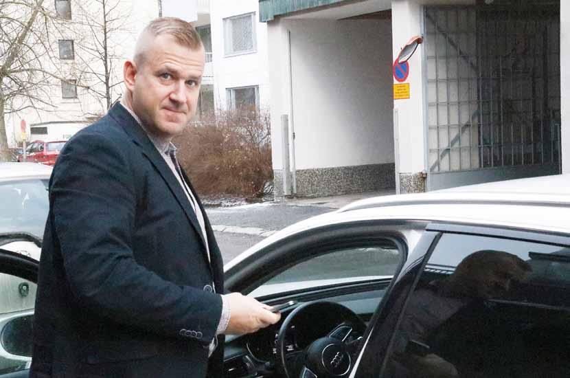 Jari Mutanen ja Pasi Viitala fiilistelevät Vaihmalan Hovin upean viinikellarin eksoottisessa kokousmiljöössä.