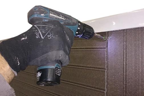 Huolto-, varaosa- ja kemikaalitilaukset: www.kylpykauppa.fi HUOLTOLUUKUN AVAUS (SAANA BASIC -MALLI) Poista otsalauta ennen huoltoluukun avausta. HUOM!