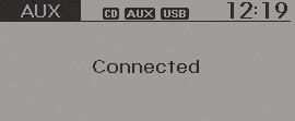 Autosi ominaisuudet AUX AUX-toimintoa käytetään toistamaan mediaa ulkoiselta AUX-liitäntään liitetyltä laitteelta. AUX-tila kytkeytyy automaattisesti, kun ulkoinen laite liitetään AUX-liitäntään.