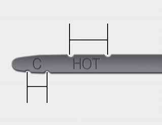 Huolto AUTOMAATTIVAIHTEISTOÖLJY (MIKÄLI VARUSTEENA) HUOMIO Jos asetat mittatikun väärin, se voi vääntyä tai vahingoittua. HOT 2.