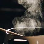 Esimerkiksi kuuma ja kostea ilma koetaan yleensä tukalaksi. Termiä kosteus käytetään kaikille veden olomuodoille. Kosteus viittaa ilman tai materiaalin sisältämään mitattavissa olevaan veden määrän.