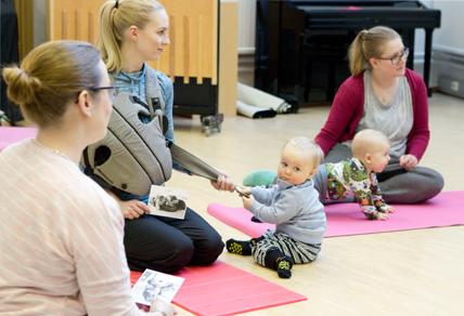 60+ KUVATAIDERYHMÄSSÄ MAALATAAN YHDESSÄ Ihan mahdottoman mukavaa on ollut. Sielun ja ruumiin hyvinvointia olen saanut tästä ryhmästä, Maire Tiusanen (82 v.) kuvailee.