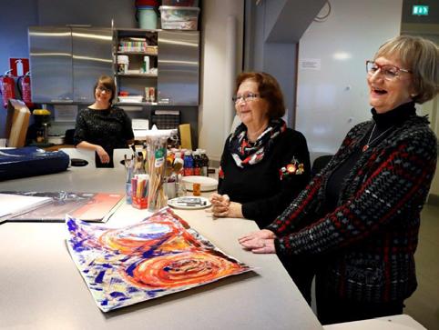 Ryhmässä rentoudutaan ja tehdään läsnäoloharjoituksia, piirretään ja maalataan eri teemoista.