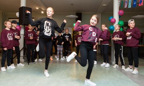 I <3 IIJOKI RANTAUTUI YLI-IIHIN I <3 Iijoki -työryhmä eli kuvataiteilija Anni Arffman, äänitaiteilija Anssi Laiho, tanssitaiteilija Anni Rissanen ja teatteritaiteilija Hanna-Kaisa Tiainen keräsivät