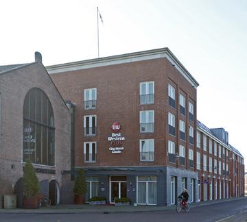 mukaiset kuljetukset ja sisäänpääsymaksut Suomenkielisen oppaan palvelut Majoitus yhden tai kahden hengen huoneessa matkaohjelman mukaisesti Aamiainen päivittäin 4 lounasta, 1 juustomaistiaiset ja 1