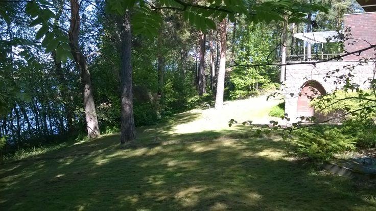 rakentuneen kiinteistön edustalta.