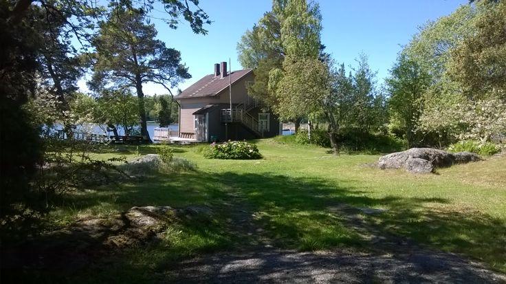 6 Aarnkarin saaren etelärannalla on saunarakennus. 3.