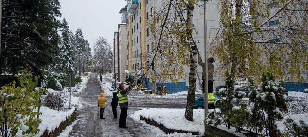 ASUMINEN // Teksti ja kuvat: Ilona Nurminen ja Janne Lahti Asukkaat aktiivisin M estarikiinteistöissä osoitteissa Haltianpolku 12, 14, 21 ja 23 aktiivinen asukastoimikunta järjesti perinteiset