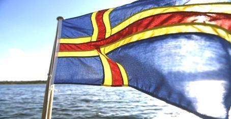 Aktiiviset seniorit muuttavat kimppakämppään ja alkavat selvittää hoivakodin hämäräperäisiä tapahtumia, eikä mikään jää ennalleen! Paluu Turkuun n. klo 23.