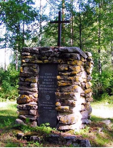 PYHÄJÄRVEN II HAUTAUSMAAN MUISTOMERKKI Kiviaidan ympäröimä Jumalanpelto määrättiin katselmuksessa 1735 Pyhäjärven hautausmaaksi Köyhänpellon