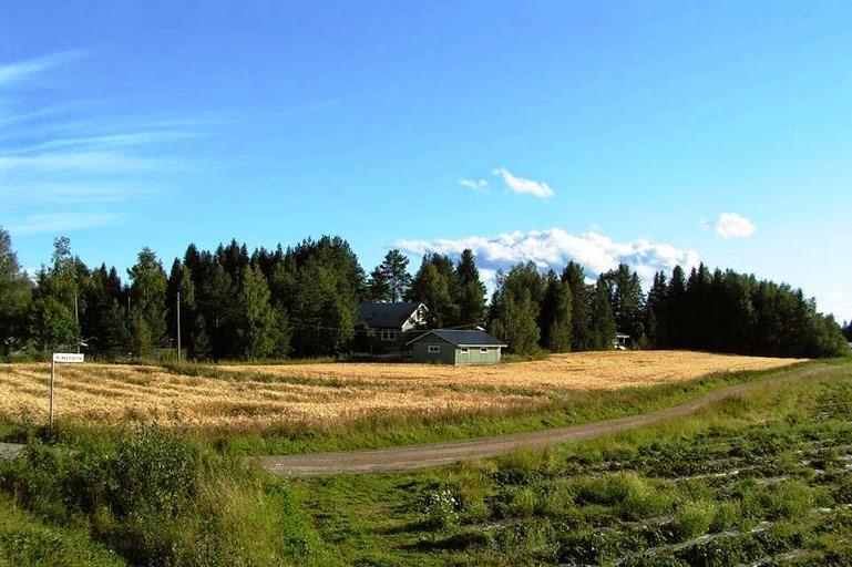 ILKAN ALUE I KIRKKO Ensimmäinen kirkko rakennettiin Köyhänpeltoon, Hattukankaan talon lähelle 1630-luvun lopulla. Oma pappi Johannes Jeronius saatiin 1650 ja hän asui Toivolaniemessä.