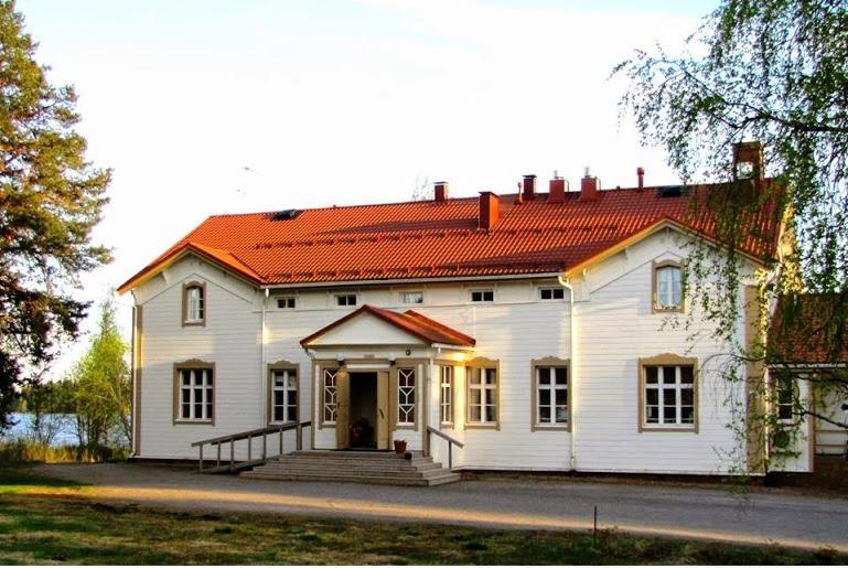 ISOPAPPILA LEIRIKESKUS Isopappila, Pyhäjärven kirkkoherran virkatalo valmistui 1876.