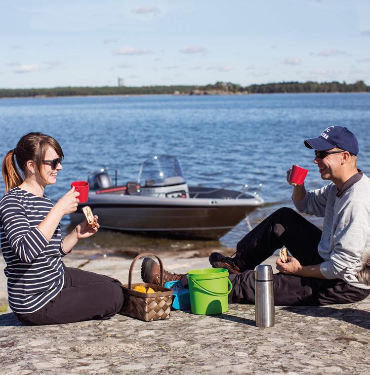 61 CENTER CONSOLE Mökkiläisten ja kalastajien suosikki tarjoaa huippuajettavuutta kipparille ja mahtavasti tilaa matkustajille.