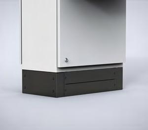 Sokkeli koostuu neljästä kulmakappaleesta sekä irrotettavasta etupeitelevystä. Sivulevyt PS pitää tilata erikseen. Valmistetaan 100mm ja 200mm korkuisina.