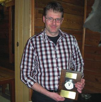 34 Teksti: Eke Heikkilä 35 Lentopalloa Tampereen Navigaatioseurassa Maasta se pienikin ponnistaa. Vuoden 2013 pallokas Anssi Kukko.