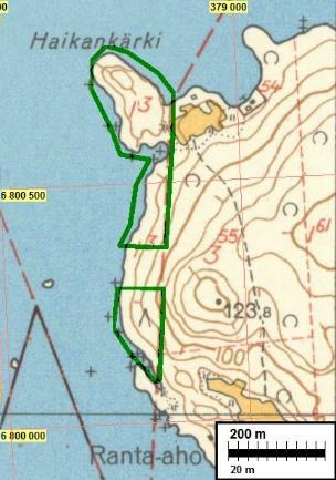 5 Vasen: ote vuoden 1955 peruskartasta. Inventointialueen koillispuolella on pieni pelto. Oikea: ote vuoden 1977 peruskartasta. Pelto on paketissa ja alueen eteläosaan on ilmestynyt kesäasunto.