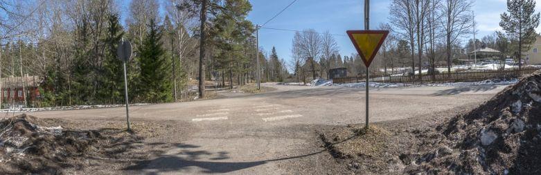 Härjänlähteentie. Näkymä Vanhan Turuntien suuntaan Haukkamäen koululta tulevan kevyen liikenteen väylän suojatien kohdalla.