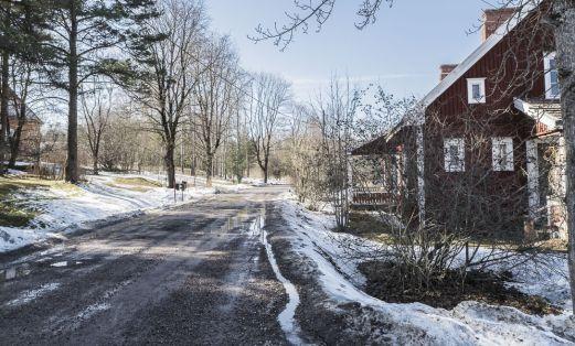 Nykytilanteen haittoja. Maisema-arkkitehti Marja Mikkola arvioi Fagerkullankatua seuraavasti.