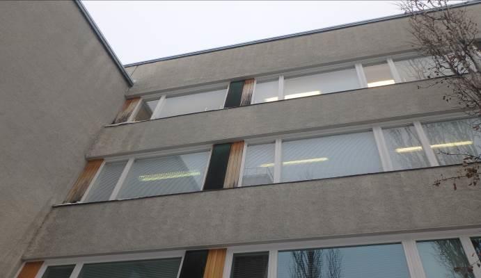 Kuntoarvio 12 (38) Ikkunoiden välissä olevat puuosat tarvitsevat huoltokäsittelyn 3.5 F4 Yläpohjarakenteet ja vesikatto Vesikatto on useammassa tasossa.