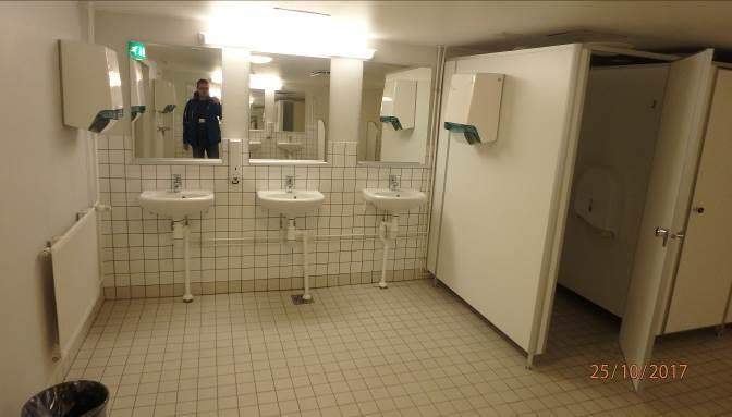 Seinät ovat pääosin maalattuja tiili- tai betoniseiniä tai kevytrakenteisia levyseiniä. Katot ovat pääosin alaslaskettuja villakattoja tai maalattuja, osin akustiikkalevytettyjä, betonirakenteita.
