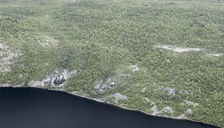 ( TENONLAAKSON RANTAOSAYLEISKAAVAT - UTSJOEN OSA-ALUEEN OSAYLEISKAAVA on tyypillisesti louhikkoinen ja pahtainen. Järven itärinteellä valumavedet jäätyvät talvella jäätyneiksi putouksiksi.