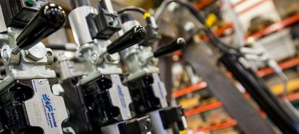 "Hydrauliikkaöljyt kaikkiin tarpeisiin" HYDRAULIÖLJYT Sisäkäyttöön Näistä tuotteista on helppo löytää käyttötarkoitukseen optimoitu öljy.