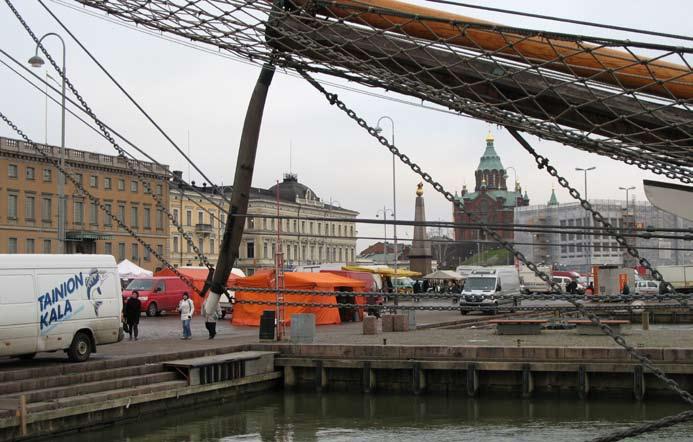 Ville nosti kätensä viitaten puheenvuoroa. Jotkut muut kahvilan asiakkaat jo alkoivat vilkuilla heihin päin ihmetellen kiivasta sananvaihtoa. Mulla on asiaa, kuunnelkaa.