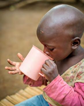 1.4 UGANDA Ugandan väkiluku kasvaa 3,2 prosentin vuosivauhtia ja puolet ugandalaisista on alle 15-vuotiaita. Perhekoot ovat suuria ja valtaosa väestöstä asuu maaseudulla.