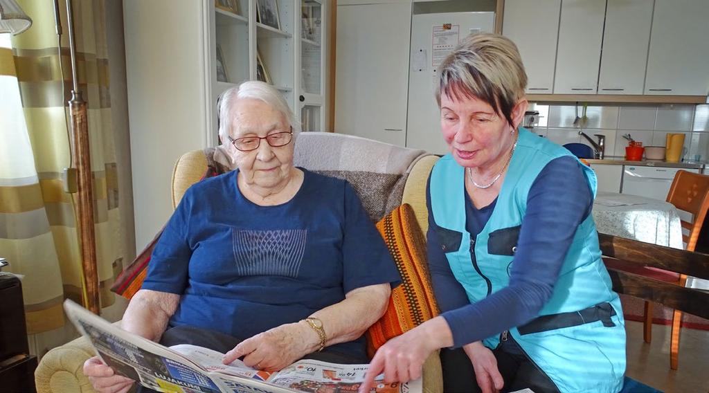 DIAKONIALAITOKSEN KOTIHOITOPALVELU Diakonialaitoksen Kotihoitopalvelun työntekijä Arja Anttila on tullut tapaamaan Signe Peltosta.