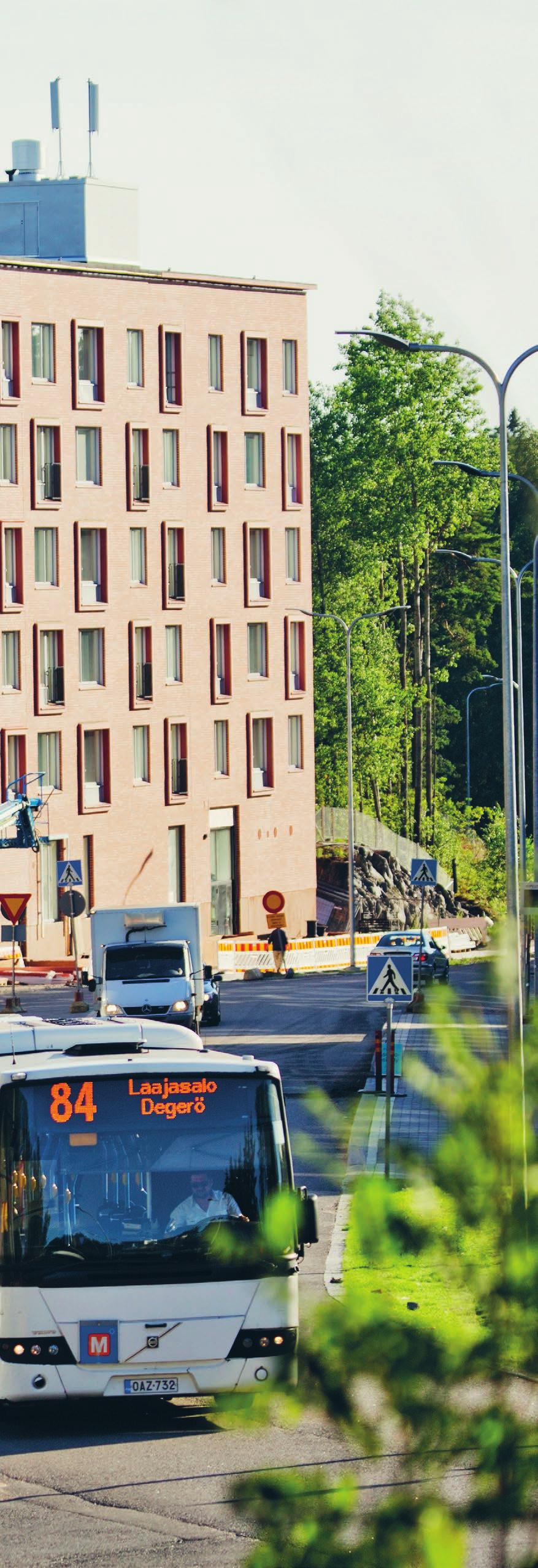 Liikenneyhteydet Henkilöautolla Kruunuvuorenrantaan kuljetaan Herttoniemen liikenneympyrän kautta. Julkinen liikenne sujuu metrolla ja kahdella liityntäbussilla (84 ja 88).