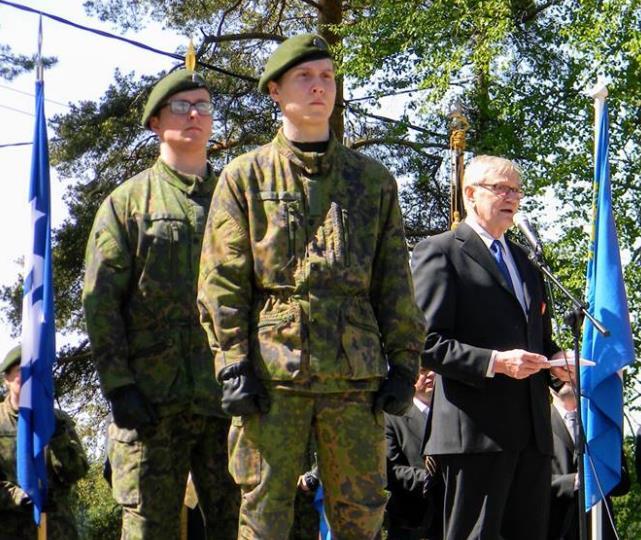 Sivu 10 / 21 Varusmiehet kunniavartiossa,