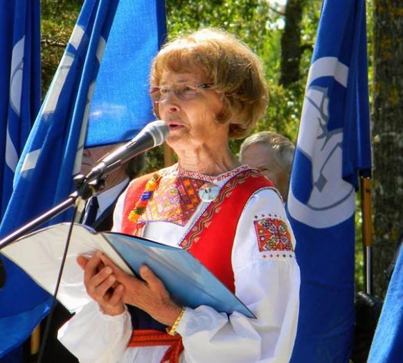 Sivu 11 / 21 Ritva Tiainen esittämässä isänmaallista runoa.
