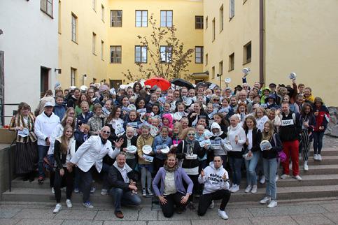 Koko Suomi tanssii esittäytyi Kauppakeskus Kampin keskusaukiolla loppiaisena kolmen tunnin ajan.