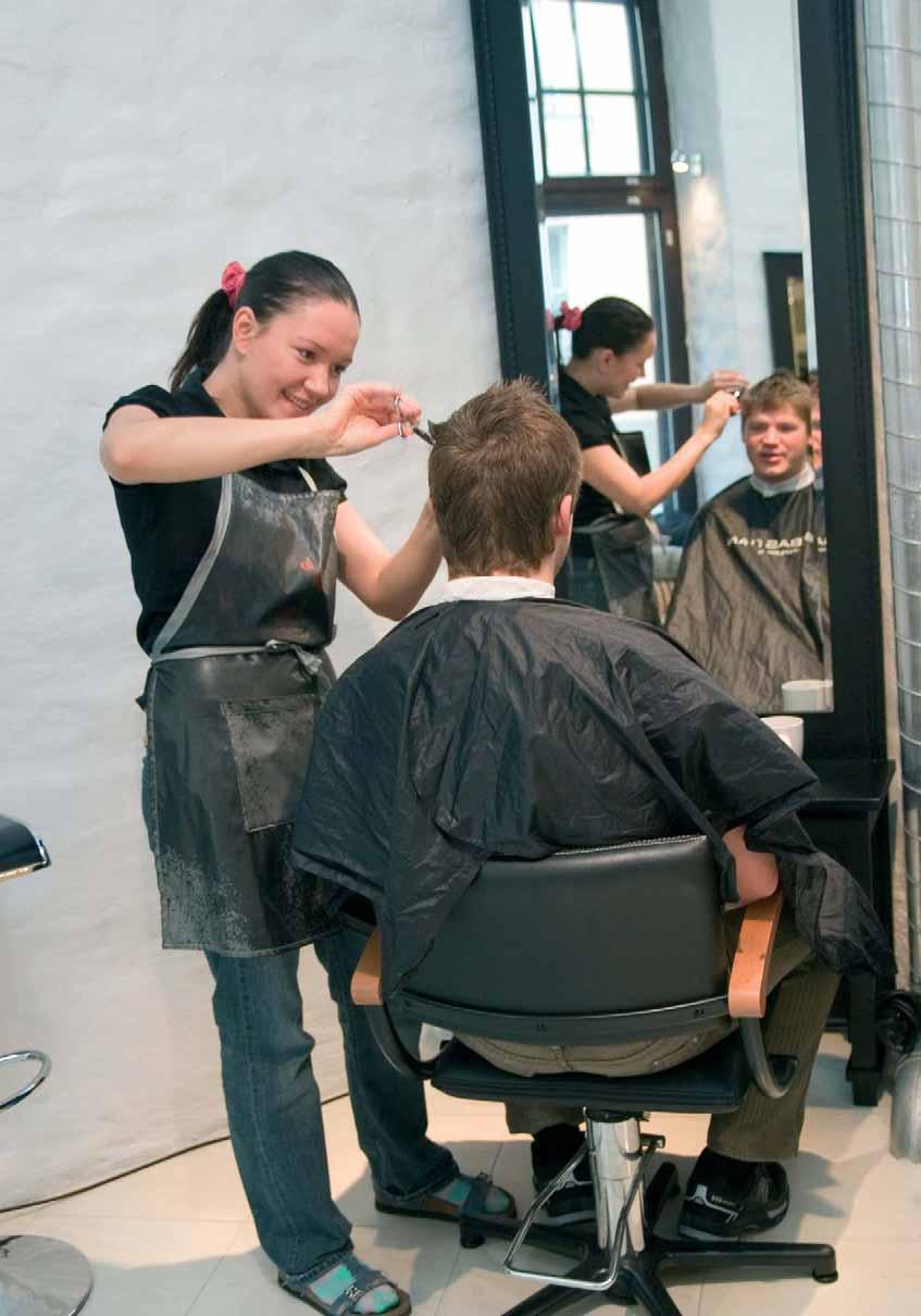 PRAKTIKA Juuksurisalongi personalil on tööriietuse