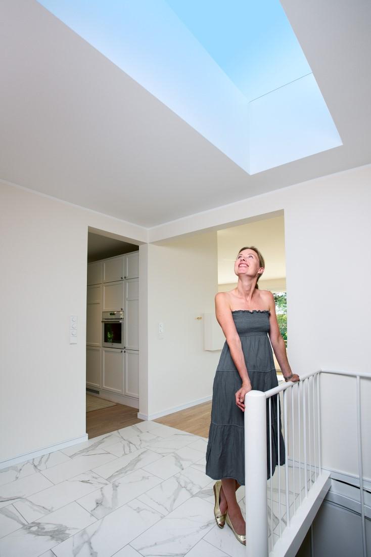 Big Sky SKYLIGHT Big Sky Skylight valaisimella voidaan luoda kattoikkuna mihin tahansa alakerroksenkin huoneeseen.