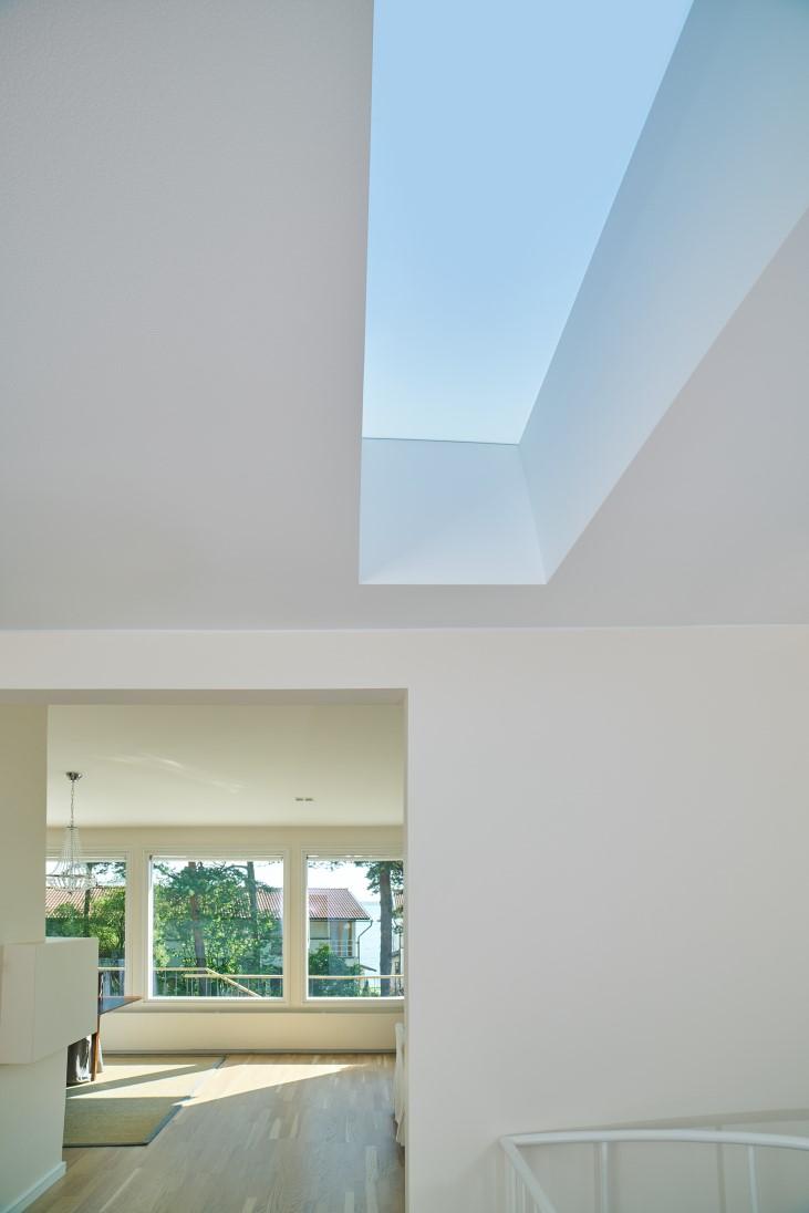 Skylightista on saatavissa versiot sekä välikattoon upotusta että suoraa ripustusta varten. Skylight on mukautettava ja varustettu Sky Playerillä.