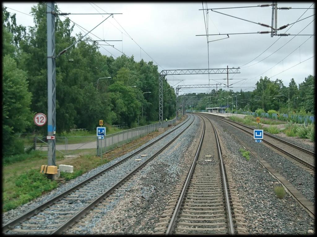 Samaan asennuskohtaan allekkain tulevien merkkien ja/tai merkintöjen keskilinjat on pyrittävä keskittämään.