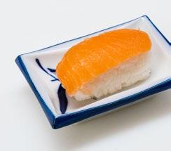 MAKI-SUSHIT NIGIRI-SUSHIT Maki-sushit ovat riisistä ja kala- tai kasvissuikaleista tehtyjä rullia. Päällimmäisenä on useimmiten nori eli ohut kuivattu merileväkääre.