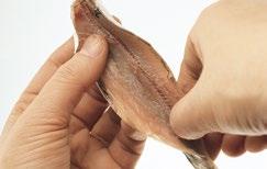 Peukalonpäällä avataan ensin kala kokonaan ja sen jälkeen irrotetaan selkäruoto nostamalla ja vetämällä.