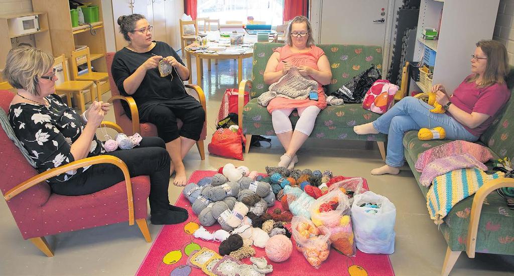 Tukea pikku potilaille Nuppupajassa Tahmelan kerhohuoneella tehtiin peittoja, lakanoita ja kortteja Taysin vastasyntyneiden teho-osaston potilaiden hyväksi.