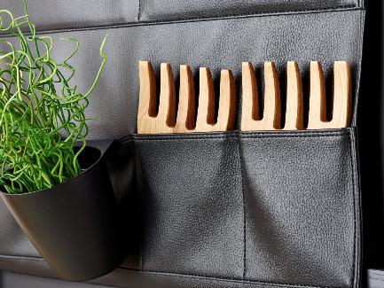 tilaa säästävä ruokailukaluste. Kaapin koko: 839 mm x 223 mm x 1248 mm.