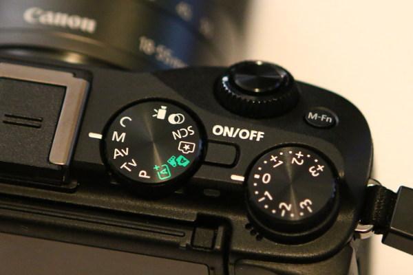Aukkoautomatiikka A tai Av (aperture value) Kuvaaja valitsee aukon, kamera hoitaa suljinajan Suljinautomatiikka S (shutter) tai Tv (time