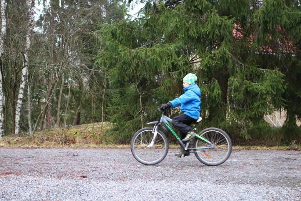 Aika Valon pääsyä kameran kennolle säädetään sulkimen aukioloaikaa
