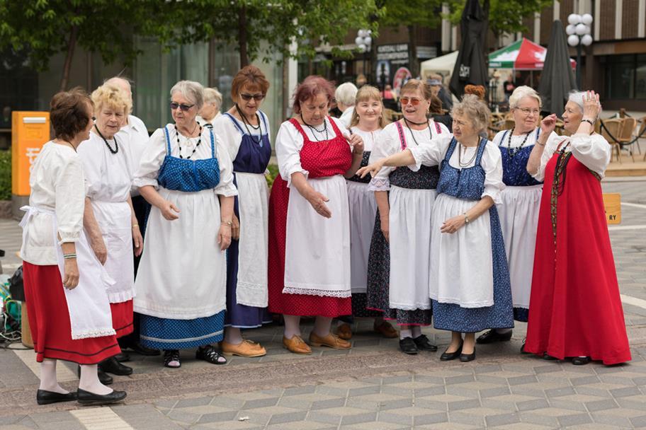 Kalevan urheilupuisto yhteinen tapahtumailtapäivä senioreille ja päiväkotien lapsille Liiku ja harrasta- katutapahtuma la 25.8.