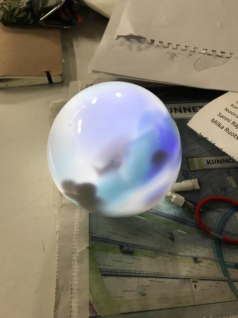 Kurssilla käytössäni oli vain yhdenlaista valkoista tankoväriä, eikä mahdollisuutta ollut värien vertailuun.