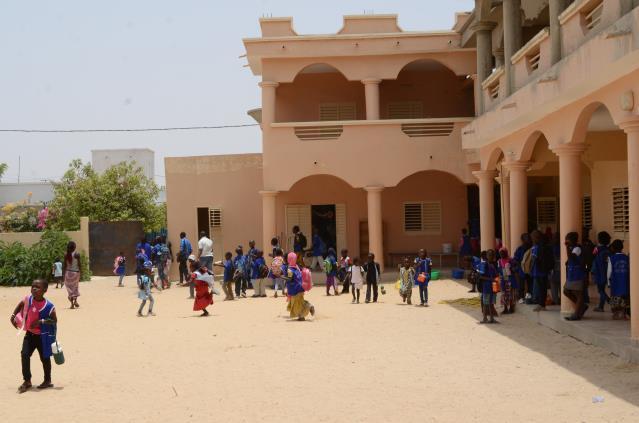 naista ammattiopinnoissa. Kuva 2: Kummilasten ja -nuorten tapaaminen Pohjois-Senegalissa Ndioumissa. Seurakunnallisissa esikouluryhmissämme käy yli 200 esikouluikäistä lasta.