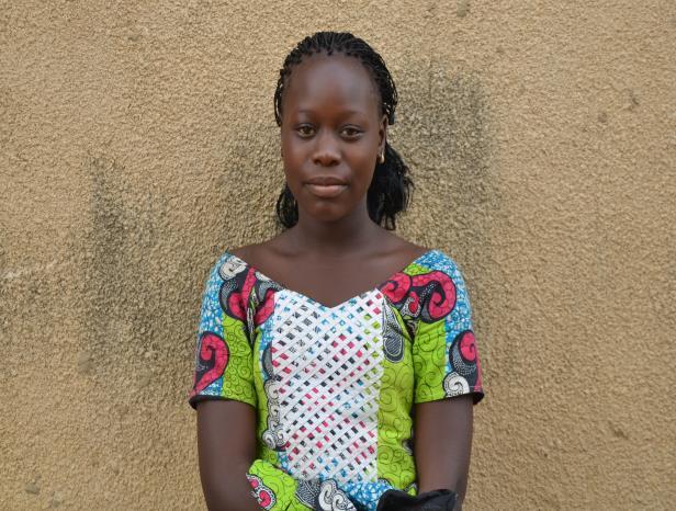 Senegalissa keskimäärin 80 % lapsista aloittaa koulun. Kuitenkin vain hieman yli puolet lapsista saa alakoulun suoritetuksi. Tyttöjä tarvitaan kotitöissä eikä heidän koulunkäyntiään pidetä tärkeänä.