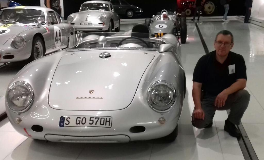 Jari Meriläinen oikealla Porsche Spyder, joka