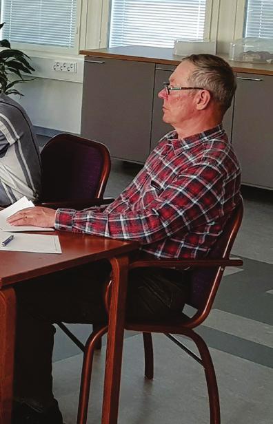 Sivu 14 Olen Jorma Tero, syntyperäinen hailuotolainen, valiokunnan jäsen, kunnanvaltuutettu, harrastuksena metsästys.